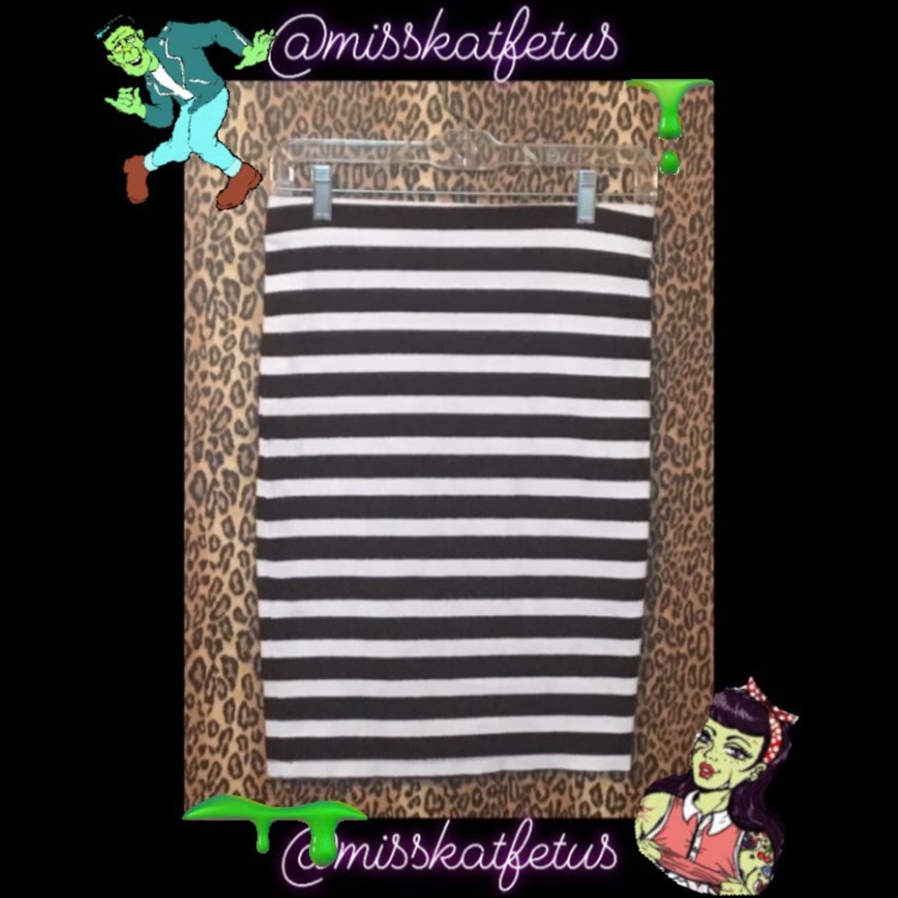 ♥️BLACK & WHITE STRIPED FOREVER 21 SKIRT♥️